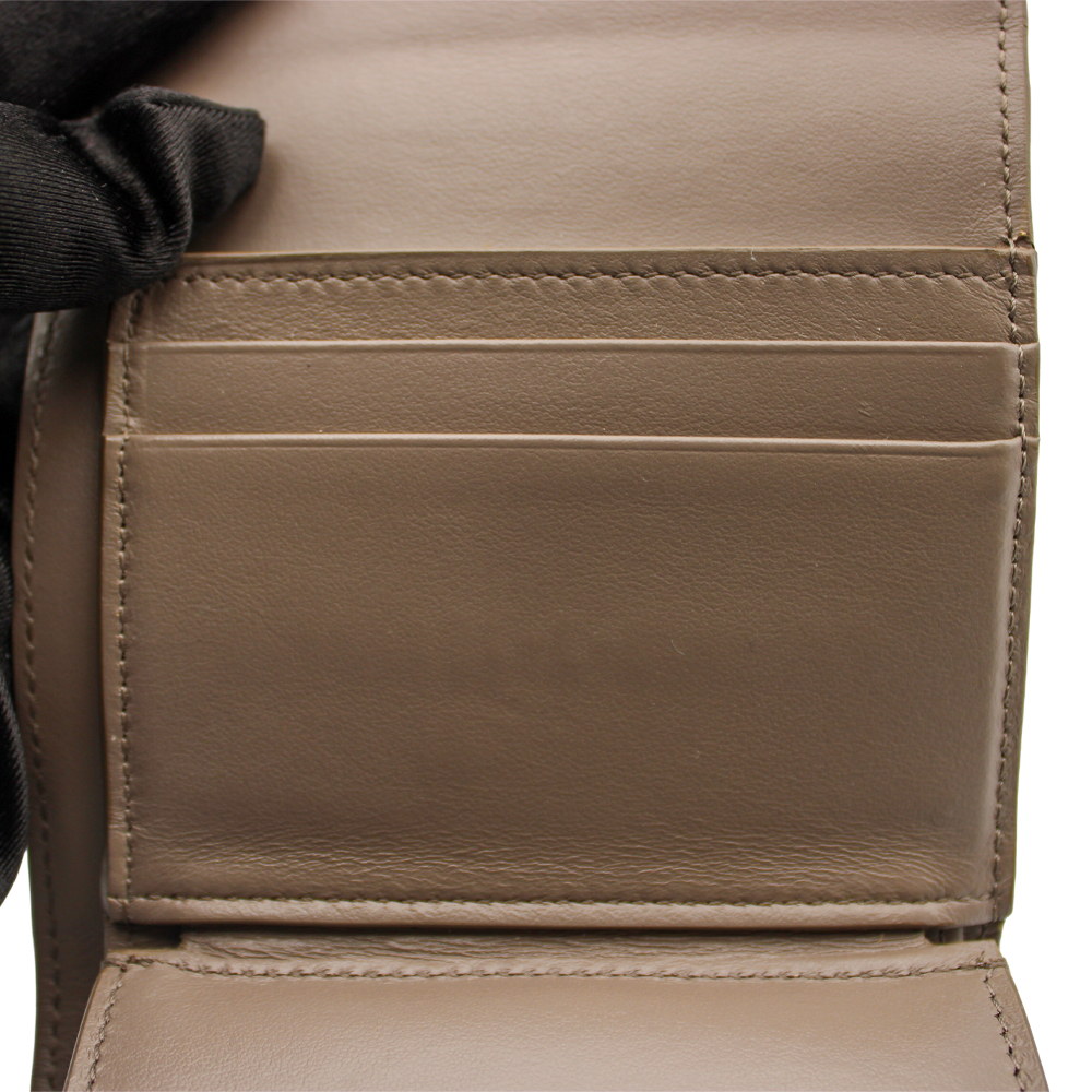 トリオンフ レザー コンパクトウォレット グレージュ