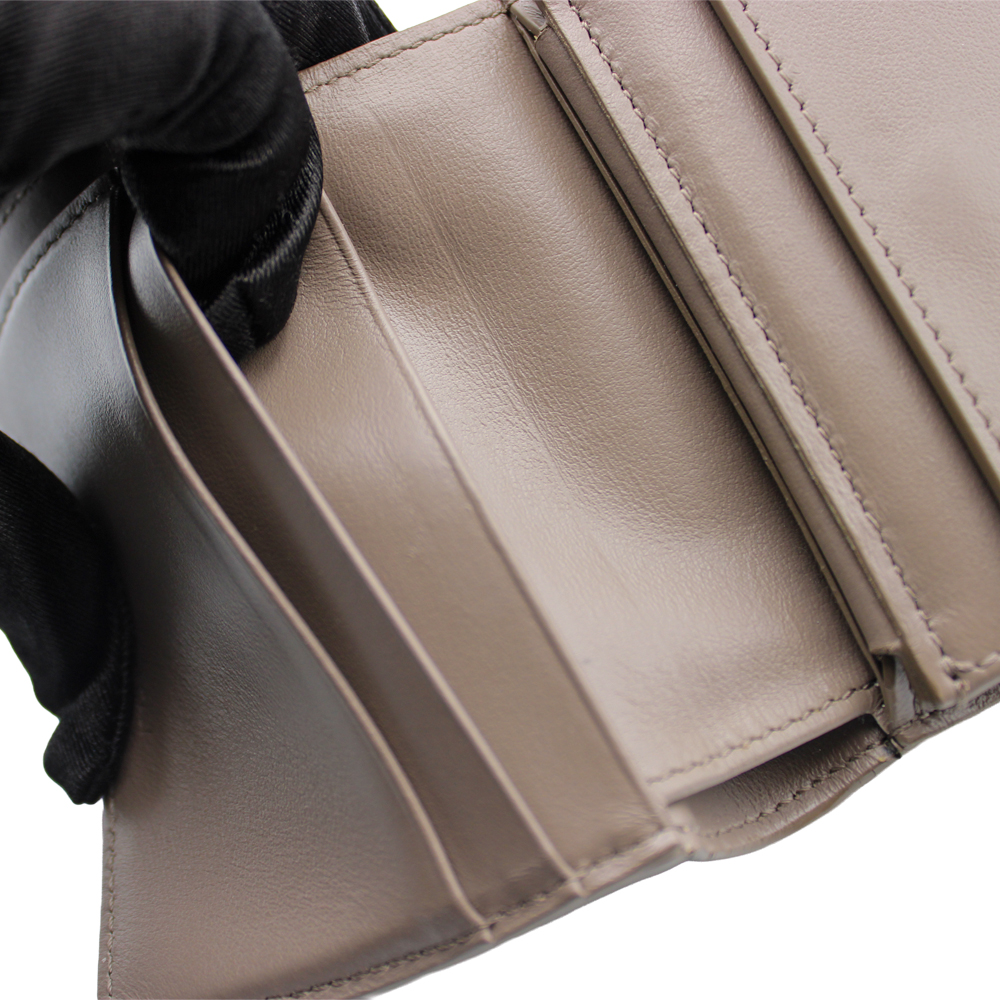 トリオンフ レザー コンパクトウォレット グレージュ