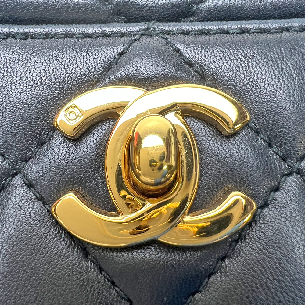 マトラッセ ターンロック スモールカメラチェーンショルダーバッグ ラム 黒