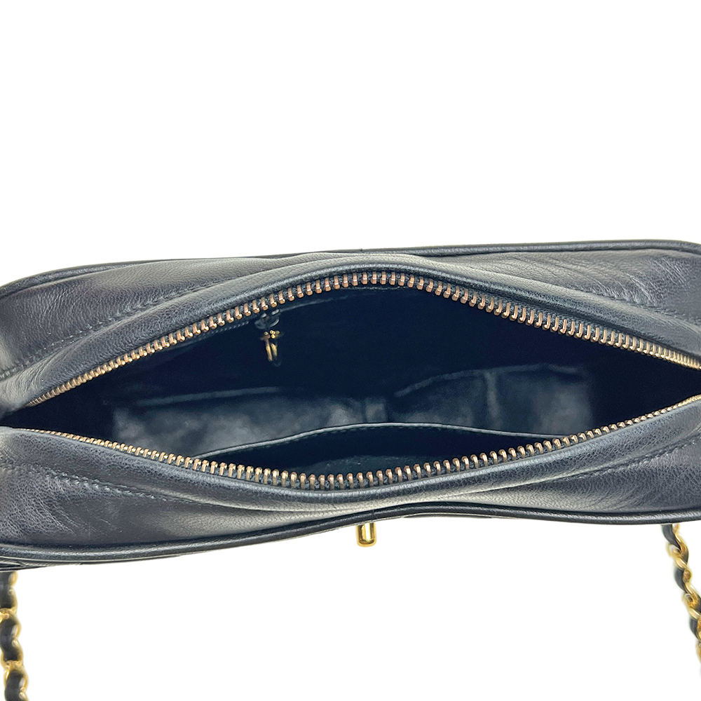 マトラッセ ターンロック スモールカメラチェーンショルダーバッグ ラム 黒