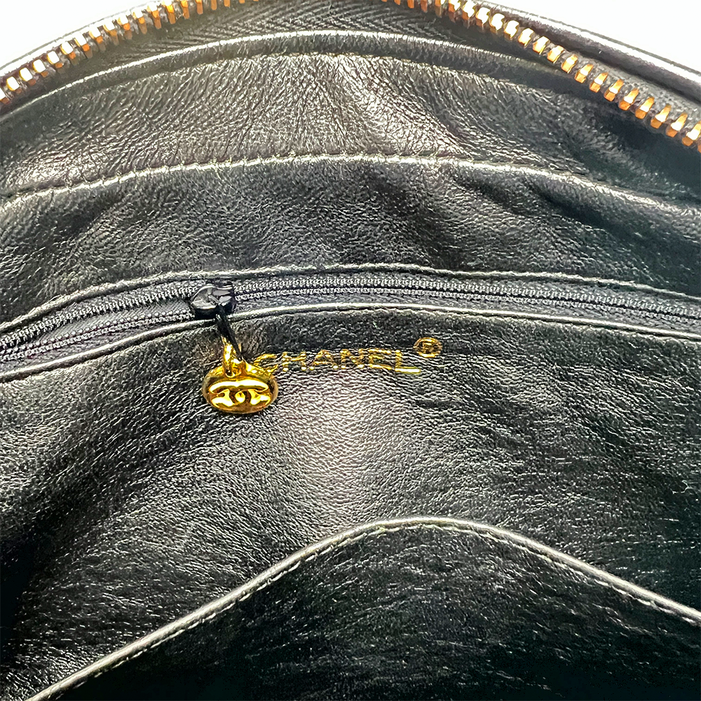 マトラッセ ターンロック スモールカメラチェーンショルダーバッグ ラム 黒